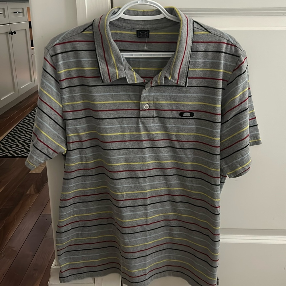 Size XL Oakley collared tee.